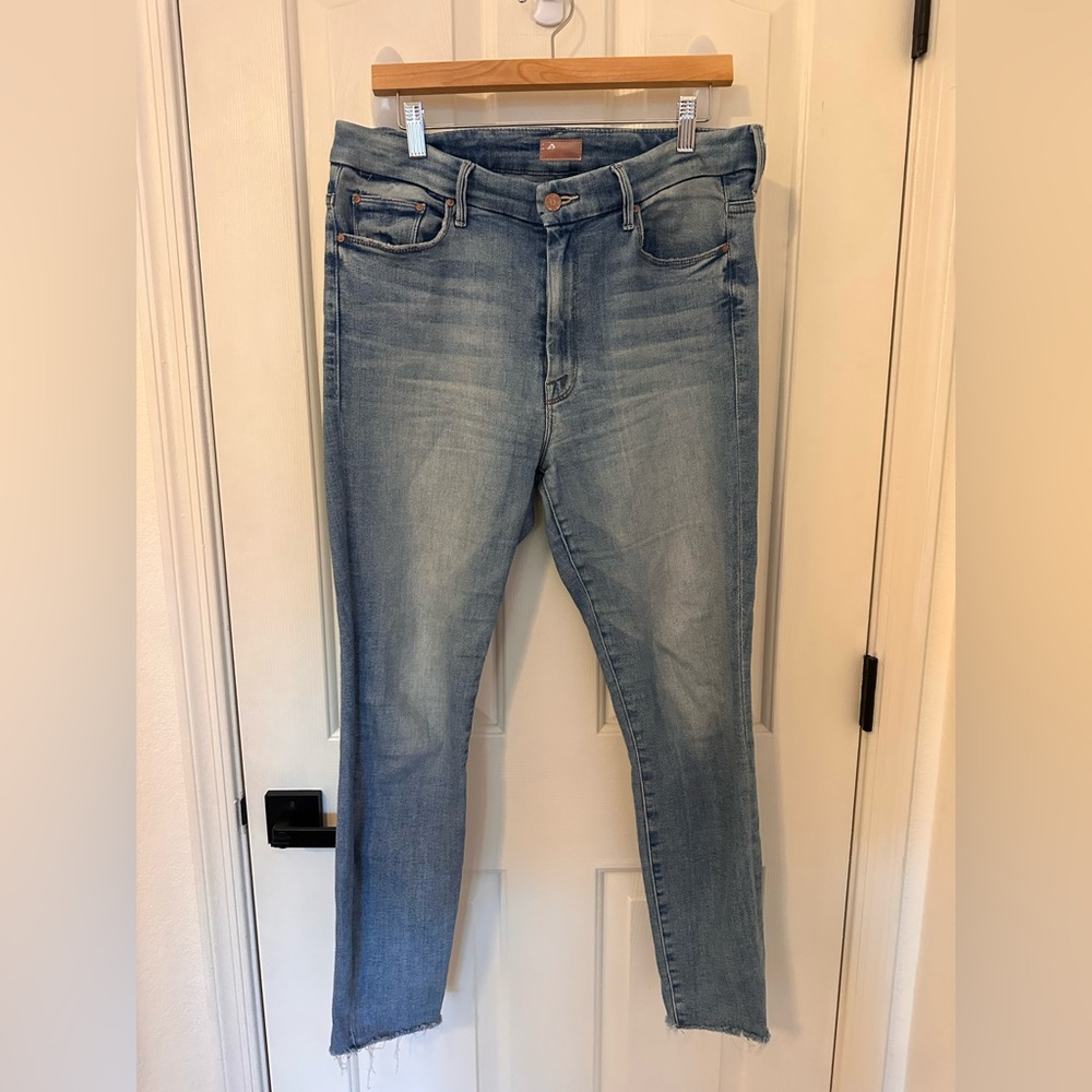 MOTHER DENIM SKINNY JEANS - MEDIUM/LIGHT WASH, FRAYED HEM